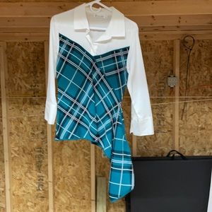 This top is one piece with a little tail that hangs down you side